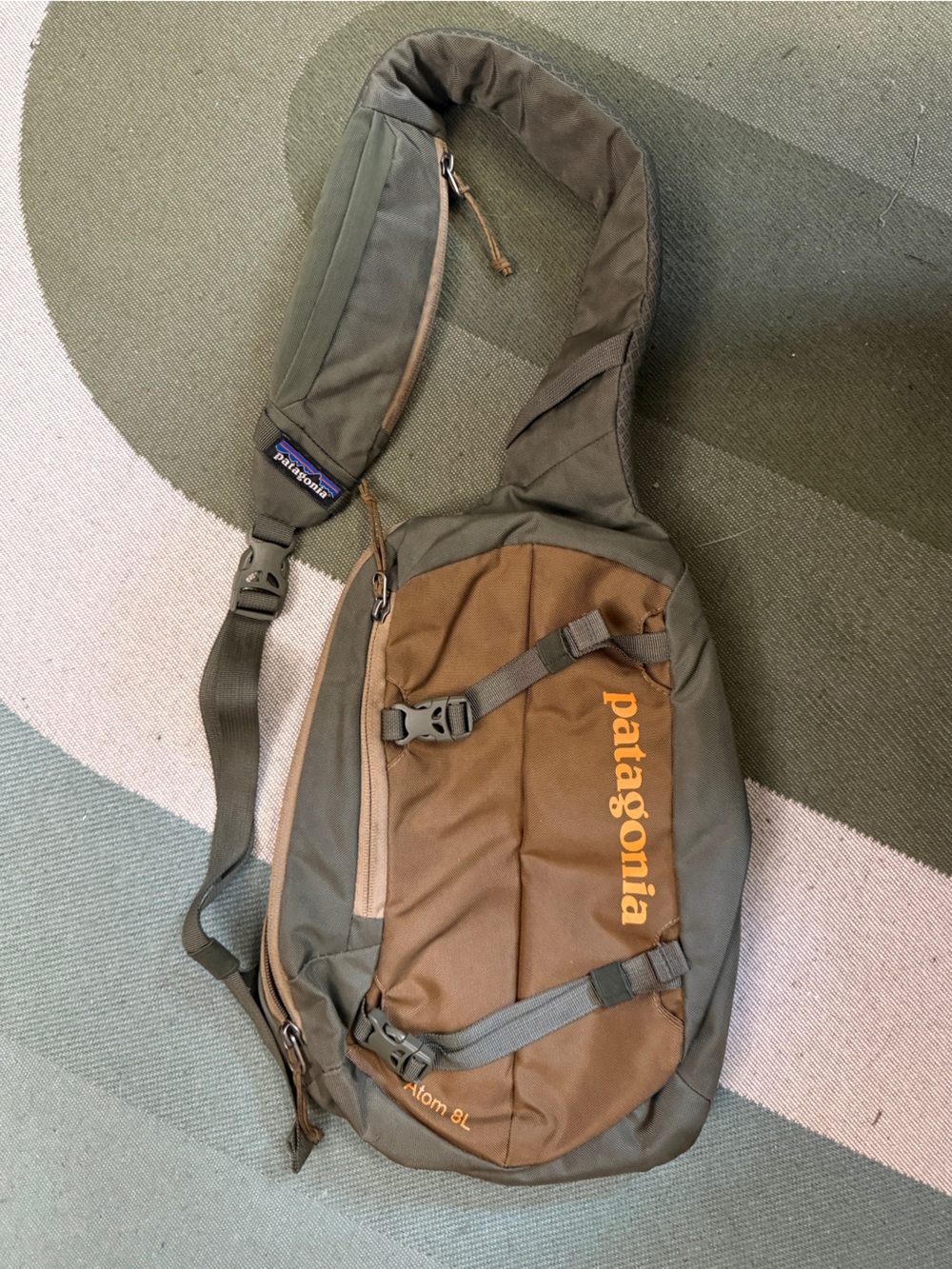Patagonia Atom Sling bag 8L -like new! Olive and Cinnamon brown